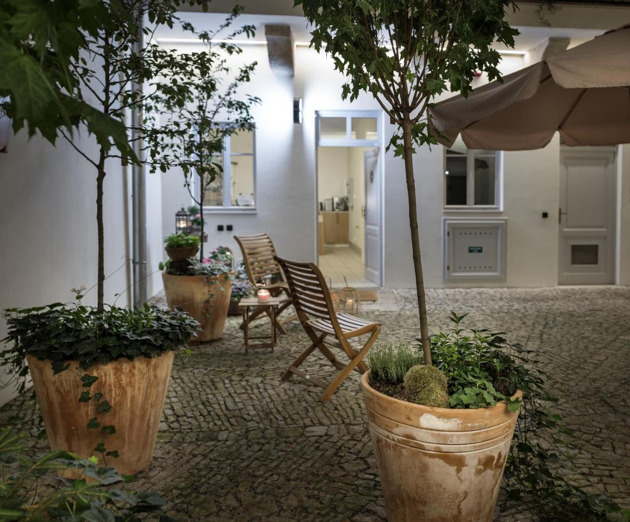 4 Trees Apartments By Adrez Prague Ngoại thất bức ảnh